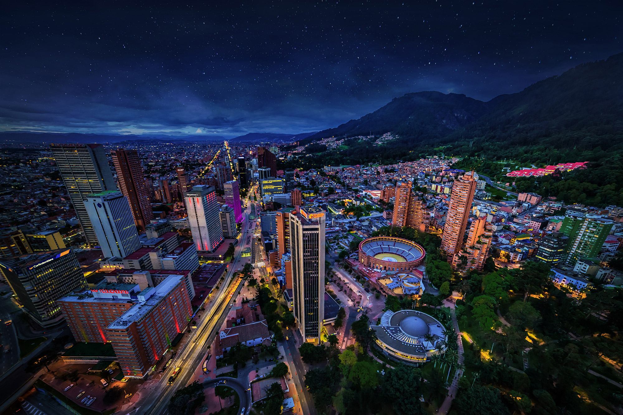 Panorámica de Bogotá nocturna con estrellas